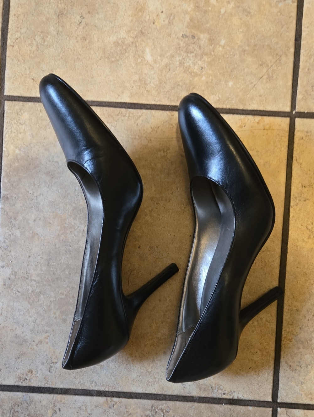 Nine West Black Leather Round-Toe Pump - Picture 4 of 6
